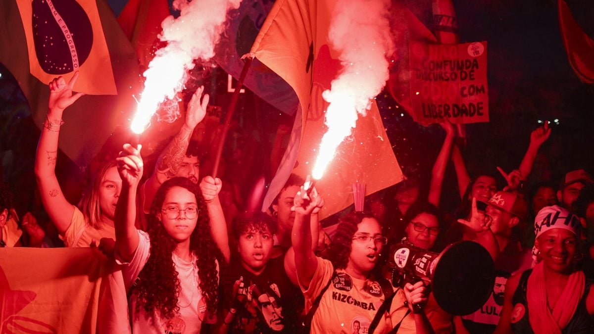 Estudantes protestam em Brasília contra candidato à Presidência e governadora do DF