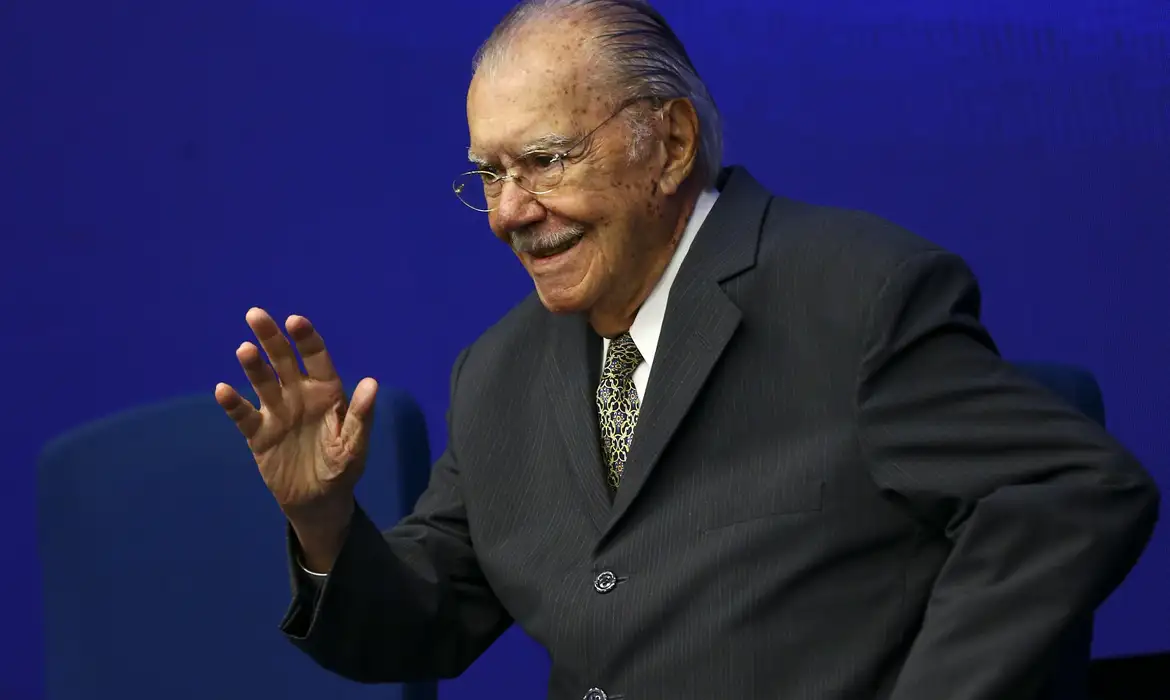 José Sarney recebe alta após cirurgia abdominal