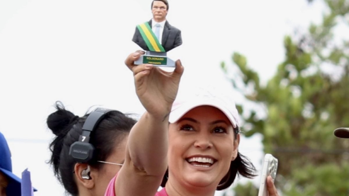 Michelle Bolsonaro expressa fé na "justiça de Deus" e prevê retorno do ex-presidente