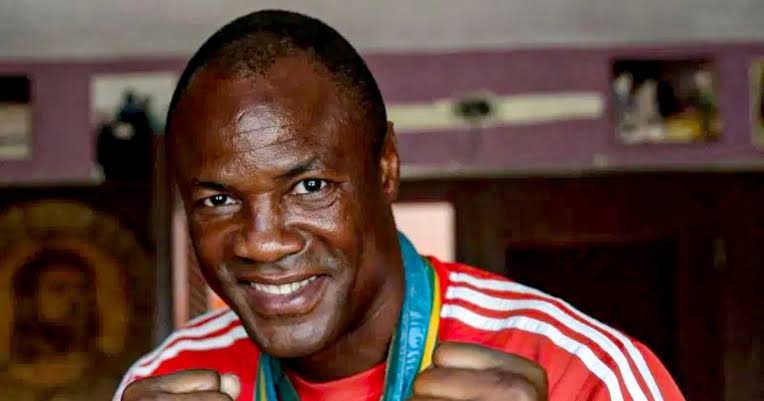 Lenda do boxe cubano flagrado buscando comida em lixo gera comoção