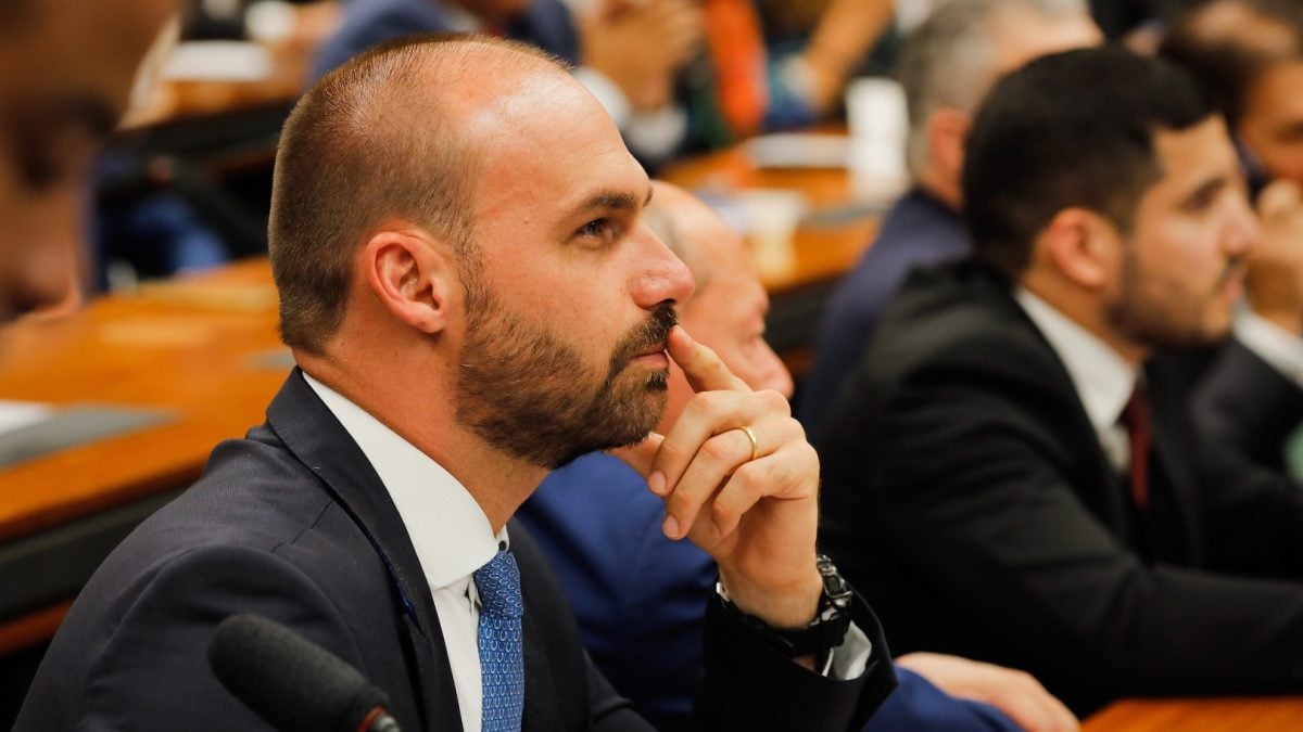 Eduardo Bolsonaro planeja atuar nos EUA pela retomada de sanções contra Moraes