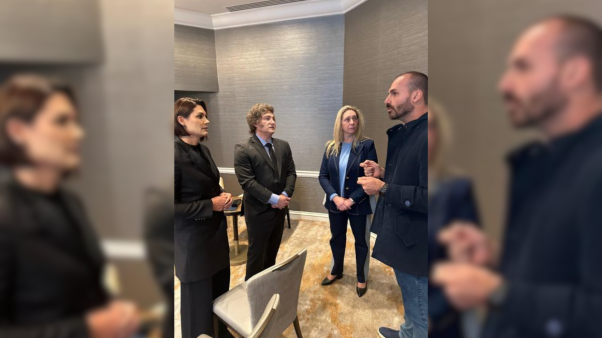 Milei e Eduardo Bolsonaro se encontram em evento nos EUA