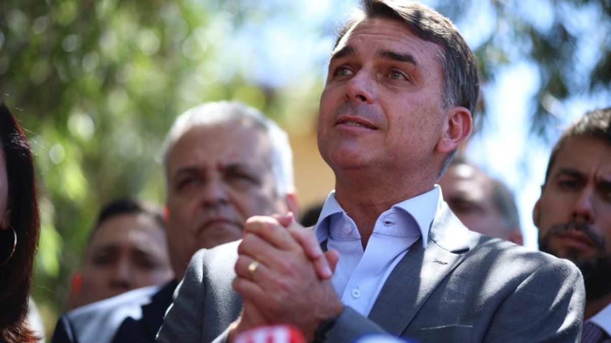 Flávio Bolsonaro cogita mudanças na Constituição e impulsiona buscas online