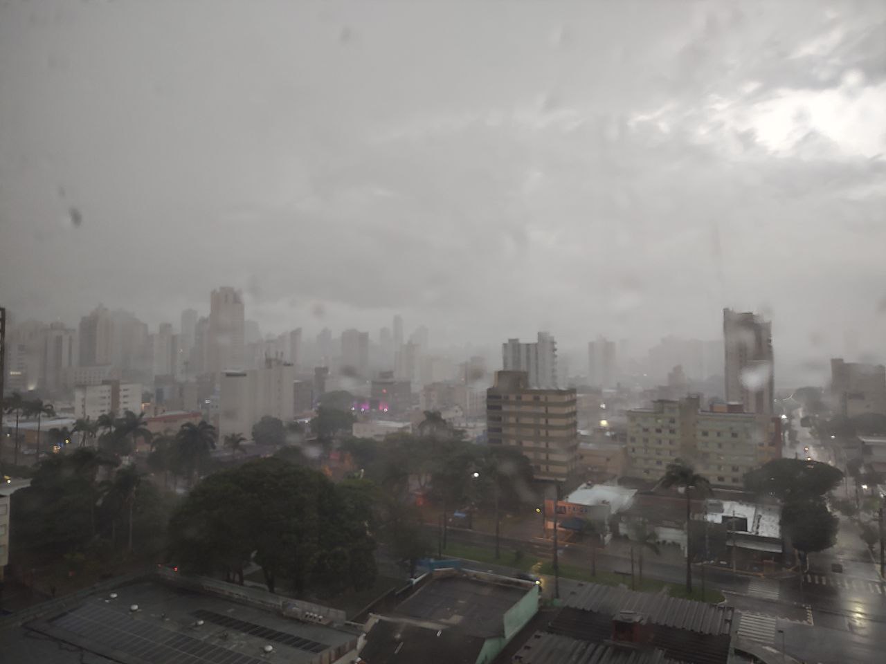 Goiás em alerta para tempestades com ventos fortes e risco de granizo