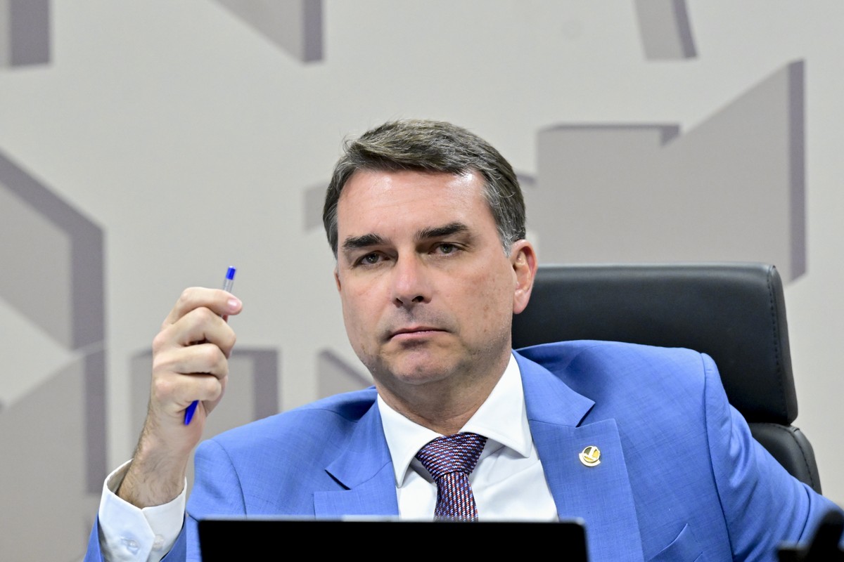 Projeto de Flávio Bolsonaro para extinguir reserva legal no campo foi retirado de pauta