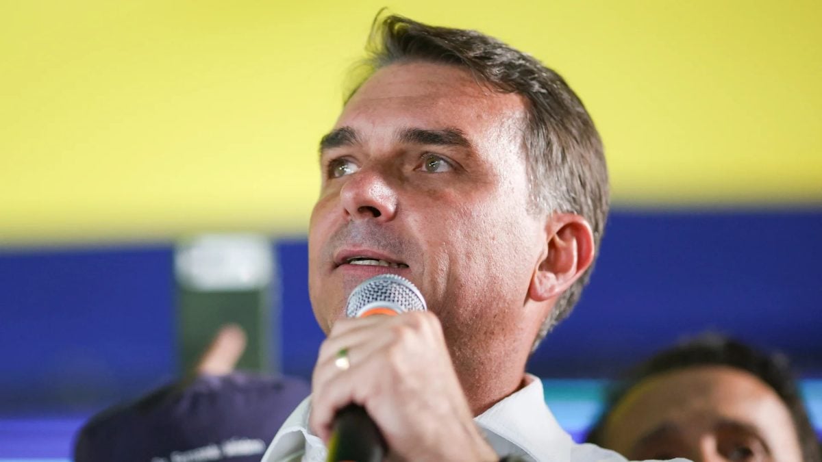TSE determina retirada de posts de fórum sindical contra Flávio Bolsonaro