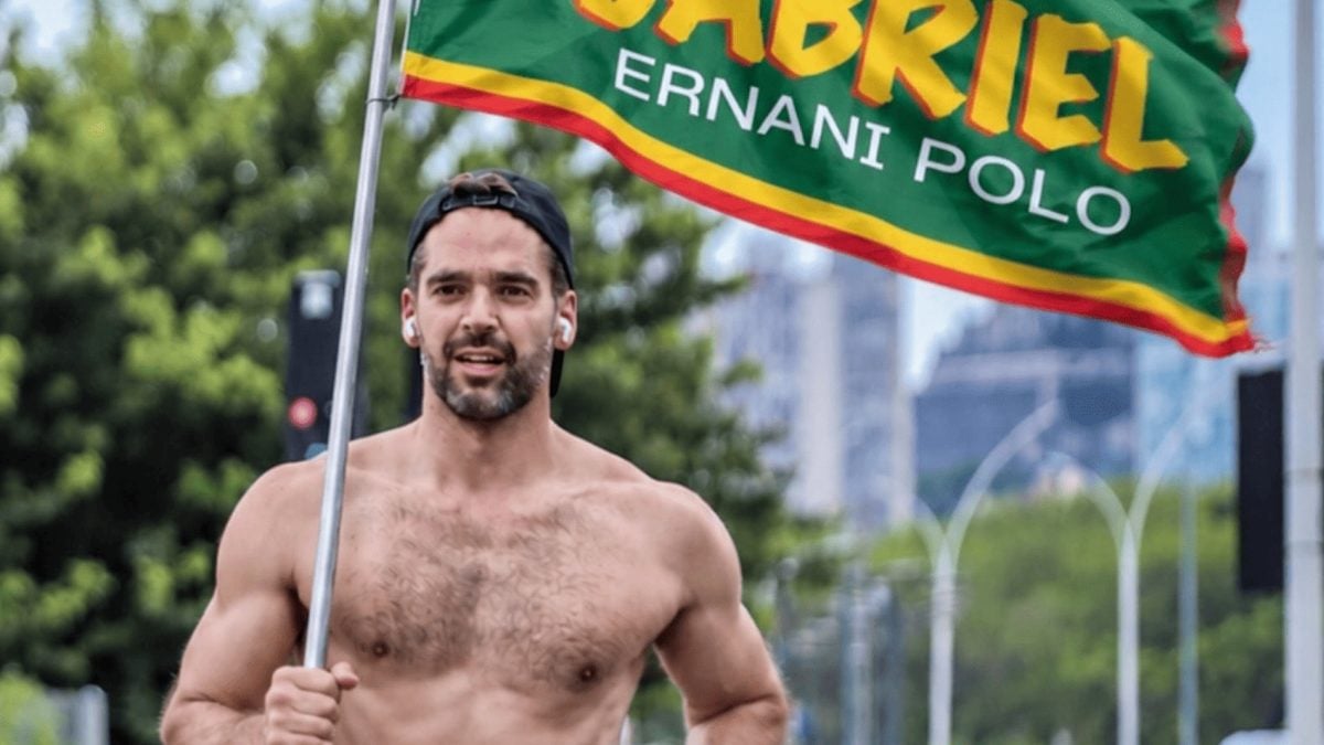 Eduardo Leite corre sem camisa em apoio a candidatos no RS