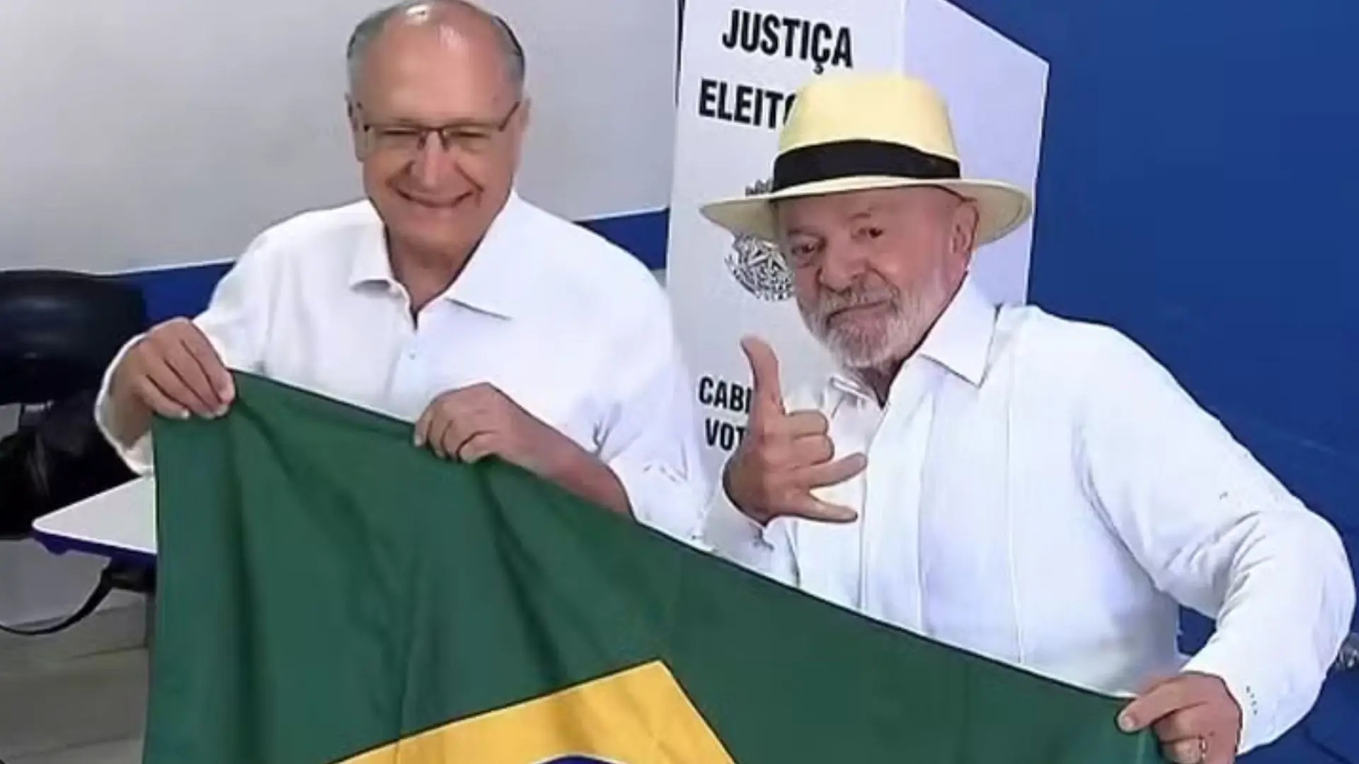Lula vota em São Bernardo do Campo acompanhado de aliados